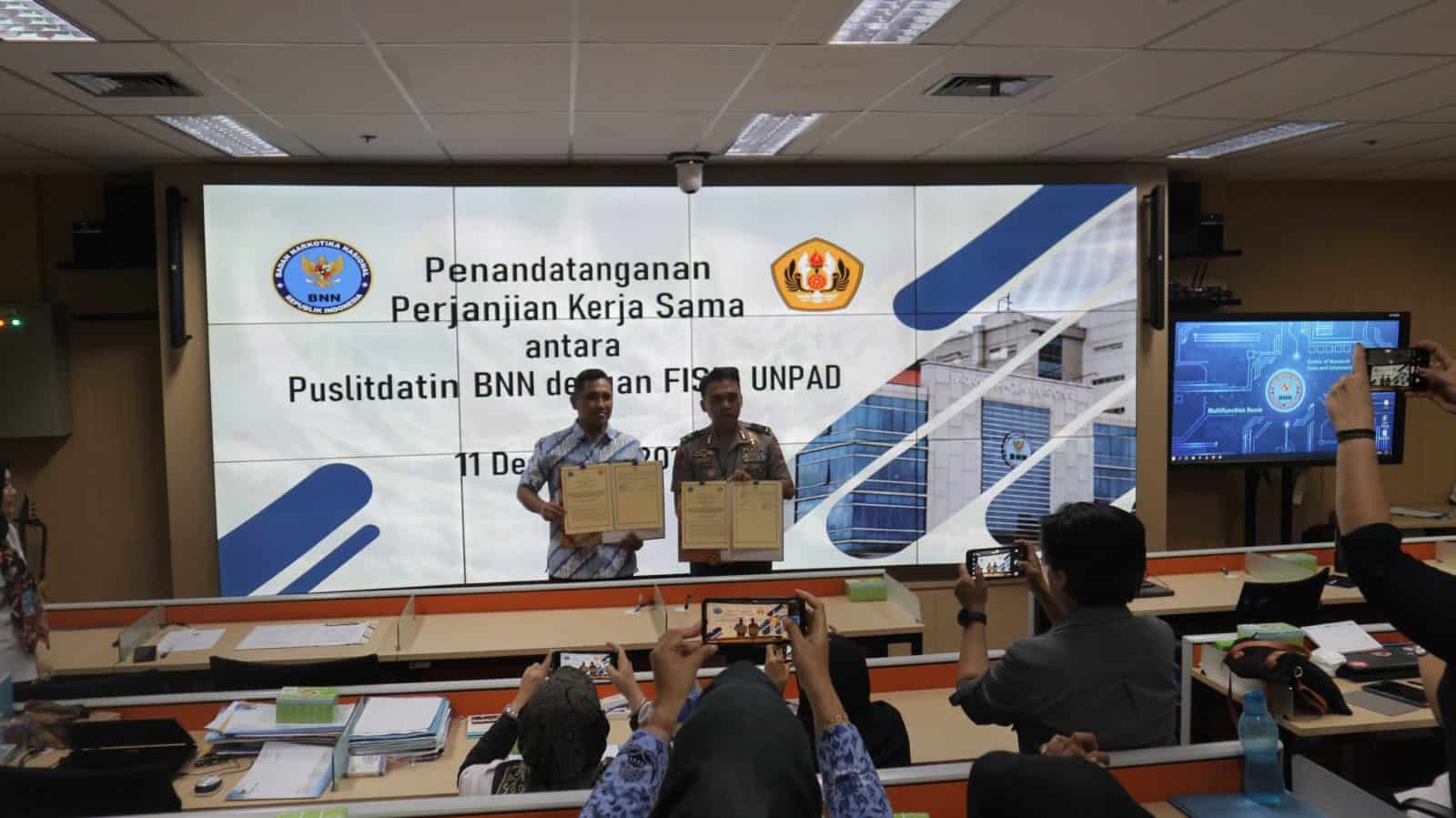 Penandatanganan PKS antara Puslitdatin BNN dengan Fakultas Ilmu Sosial dan Ilmu Politik Universitas Padjajaran